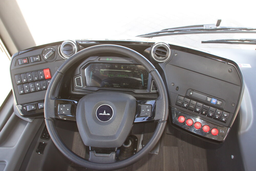 Pohled na stanoviště řidiče vozu MAZ 303E10. (foto: MAZ)