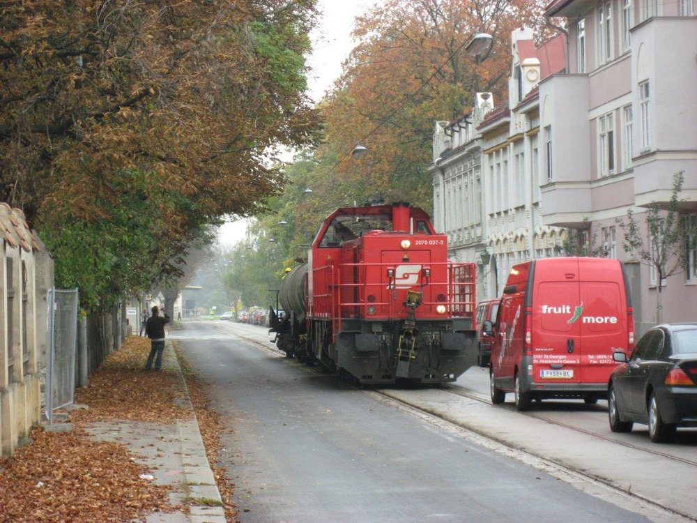 Úvodní fotografie tohoto článku byla pořízena na ulici Herzogenburgerstraße. Odtud pochází i tento snímek. Ten byl ale pořízen v říjnu 2008, krátce předtím, než došlo k zastavení provozu v továrně Glanzstoff Fabrik, a tím i k zastavení provozu na posledním pozůstatku tramvajové trati ve městě. (foto: Philipp Mackinger)