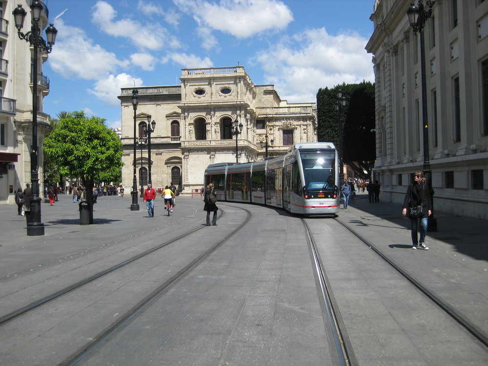  Někdo to rád bez trolejí... Tramvaj Urbos u katedrály po odstranění trolejí.&nbsp;(foto: Miguel Cano López-Luzzatti) 