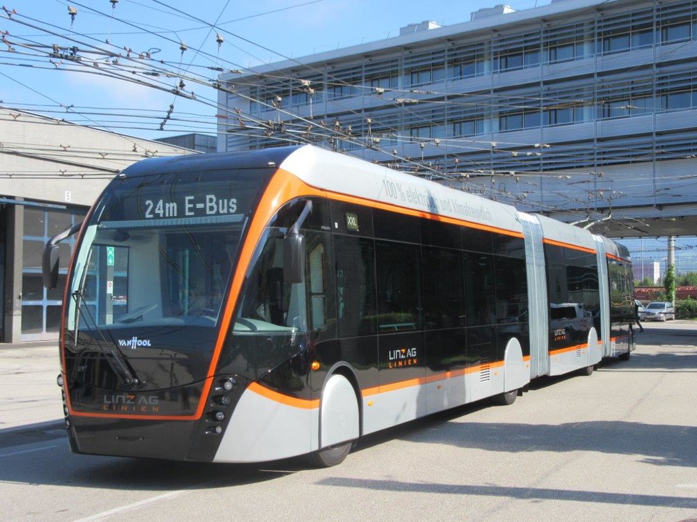 24,6 m - tolik budou mít na délku všechny trolejbusy dodané do Linze od společnosti Van Hool. Na snímku je první do Linze dodaný vůz budoucího ev. č. 222. (foto: Gunter Mackinger)