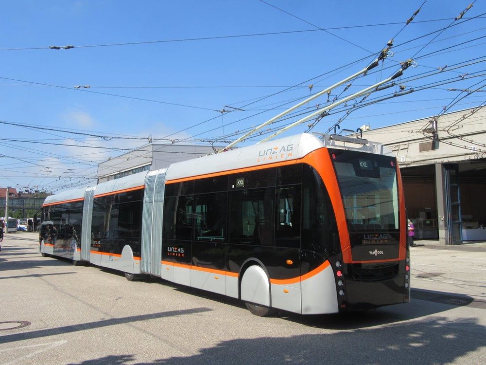 Pohled zezadu na novinku ve vozovém parku LINZ AG. (foto: Gunter Mackinger)