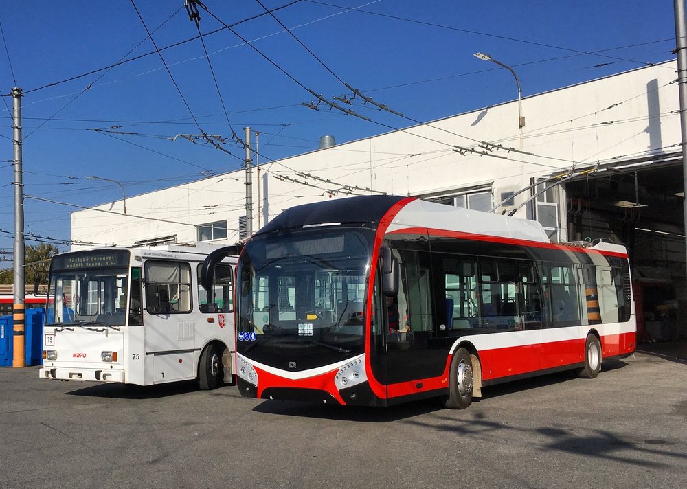 Trolejbus Škoda 32 Tr ve společnosti vozu Škoda 14 TrM v areálu trolejbusové vozovny. Na webové stránce k rozloučení s trolejbusy Škoda 14 Tr (www.opava35let.cz) byl dnes zveřejněn i program akce. (foto: MDPO)