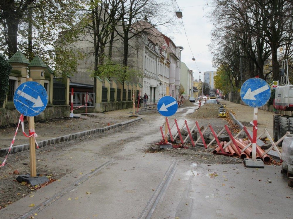 V těchto místech se původně nacházela zastávka tramvaje Glanzstoff Fabrik. Koleje postupně z ulice mizí. (foto: Gunter Mackinger)