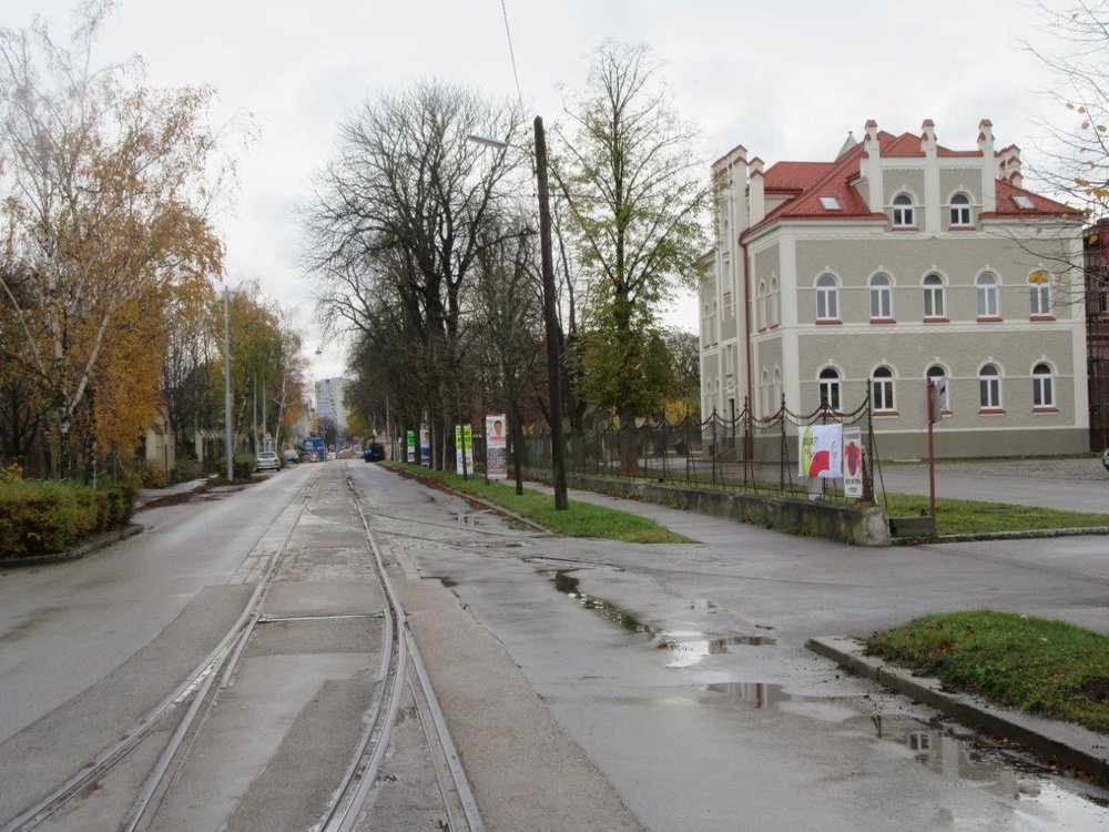 Pohled na poslední pozůstatky tramvajové tratě v St. Pöltenu v listopadu 2017. Odbočná kolej směřující vpravo napojovala původně továrnu Glanzstoff Fabrik, trať vedoucí k fotografovi pokračovala za jeho zády do podniku Whitehead, kolej vedoucí doleva vedle k napojení na síť rakouských železnic ÖBB. (foto: Gunter Mackinger)