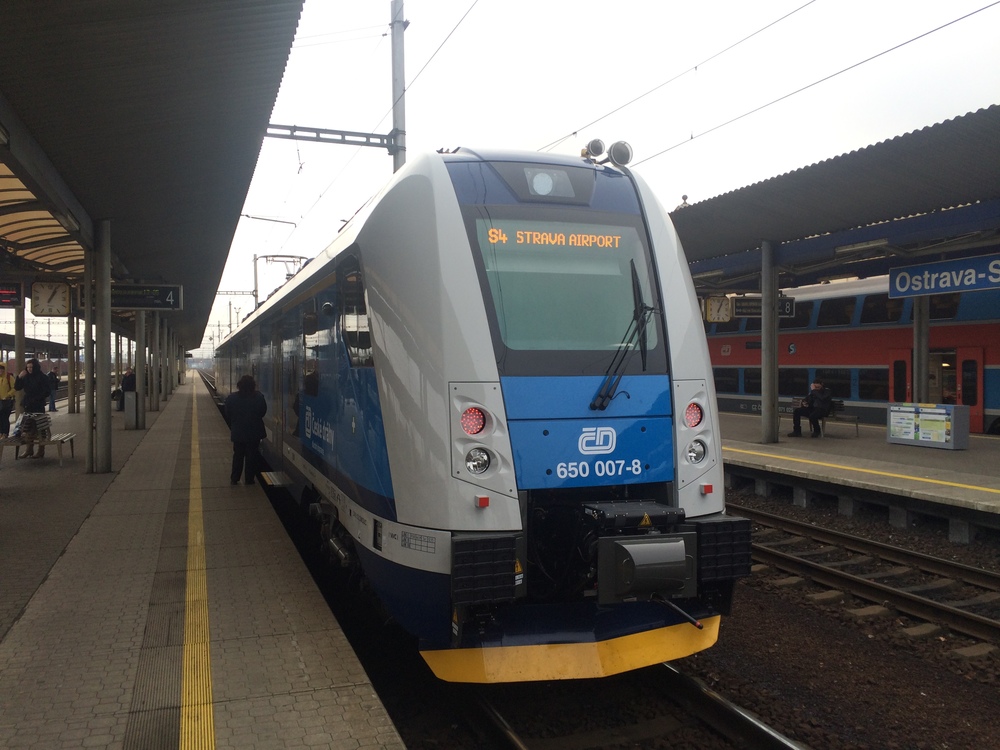 RegioPanter na lince S4 čeká na svinovském nádraží na odjezd na ostravské letiště. (foto: Libor Hinčica)