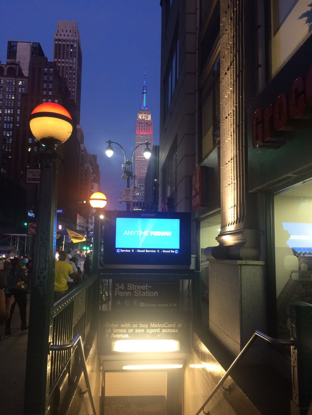 Na Penn Station jsme začali, tak na Penn Station také skončíme. Opět nechybí Empire State Building na pozadí, jen zbarvení lamp se přes ulici změnilo. (foto: Libor Hinčica)