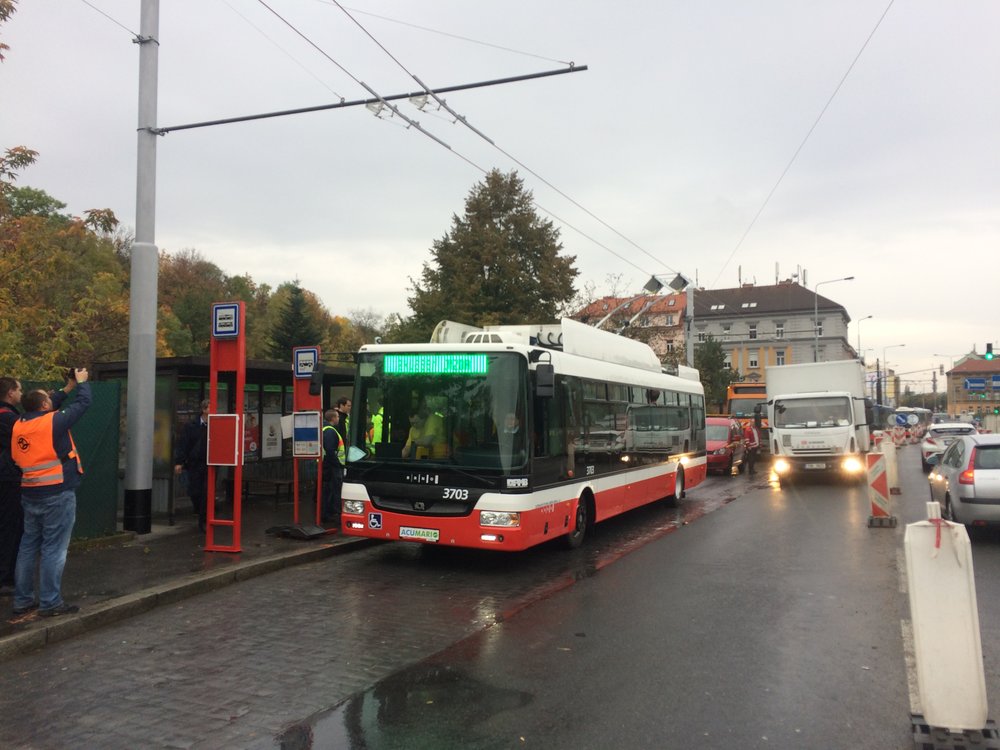 Dne 10. 10. 2017, krátce po čtvrt na jedenáct dopoledne, urazil v Praze své první metry trolejbus. (foto: Libor Hinčica)