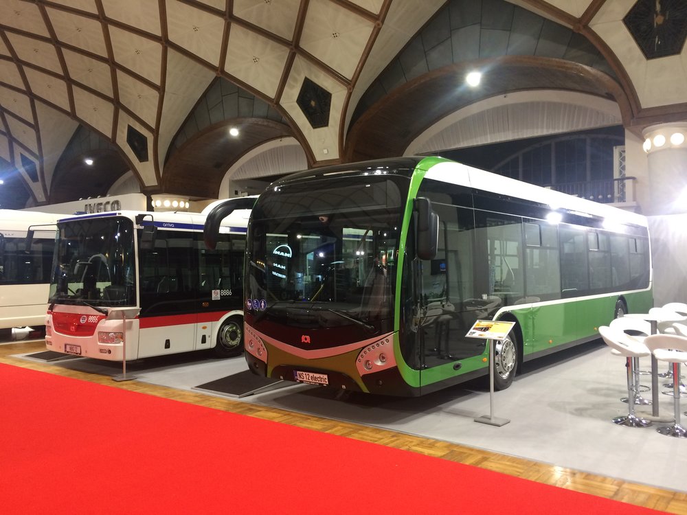Autobus SOR NS 12 electric ve společnosti vozu SOR NBG 12 CITY na veletrhu CZECHBUS. (foto: Libor Hinčica) 
