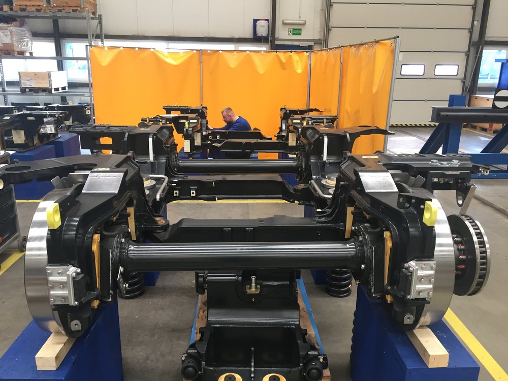 Podvozky se vyrábějí ve Španělsku, motory pocházejí z Rakouska, převodovky z ČR. (foto: Libor Hinčica)