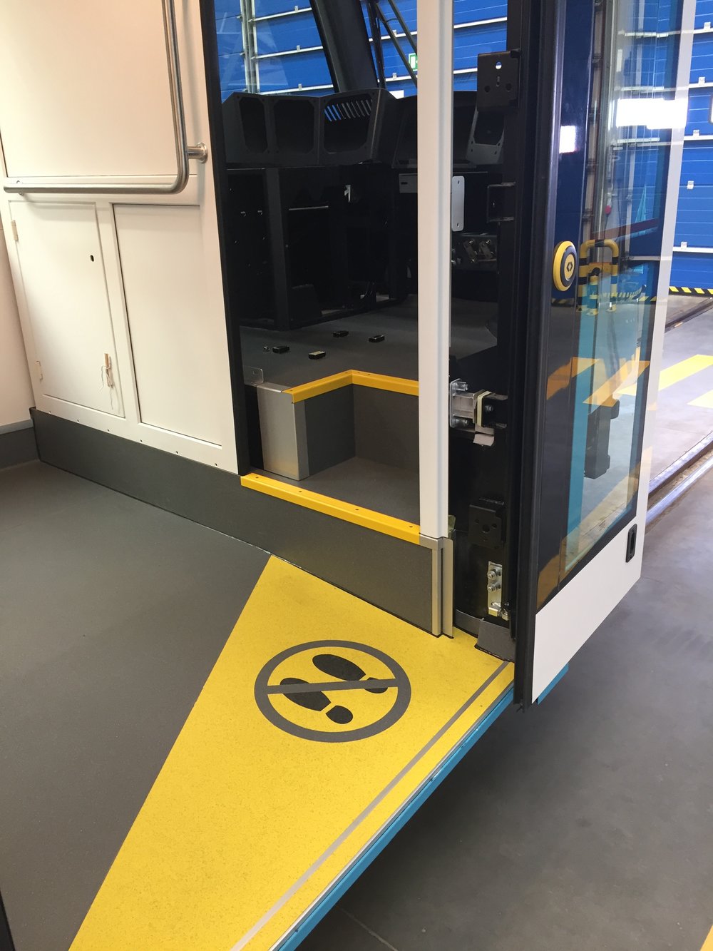 Nástup prvními dveřmi a přístup na stanoviště řidiče. (foto: Libor Hinčica)