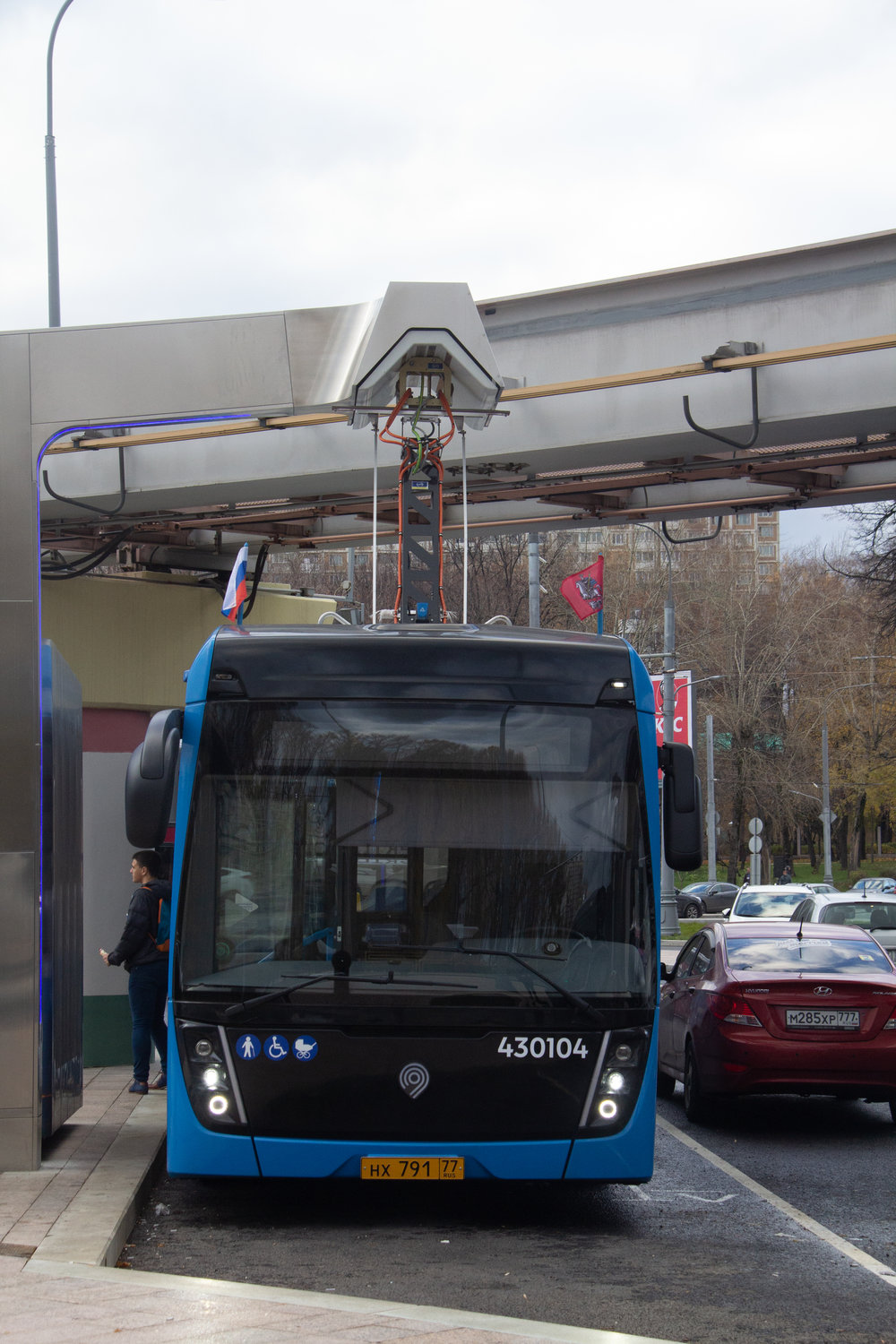 Elektrobus na konečné VDNCh. Město se chlubilo, že se elektrobusy svezlo za první měsíc provozu 90 tisíc cestujících. Odkud radnice číslo vzala, není známo, neboť cestování bylo v elektrobusu až do konce září zdarma a navíc se vozidla běžně potýkala s provozními výpadky, načež více stála než jezdila. (foto: M. V. Fandjušin)