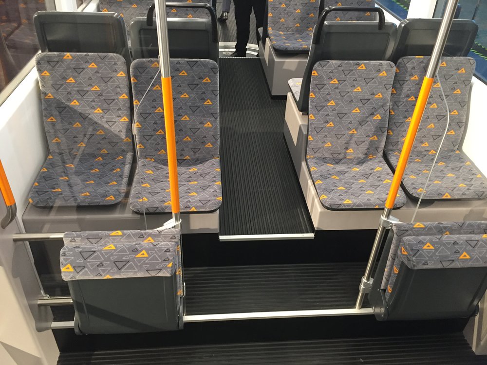 Ačkoli to koncepce vozů umožňuje, tramvaje nejsou vyhotoveny ve 100% nízkopodlažním provedení. (foto: Libor Hinčica)