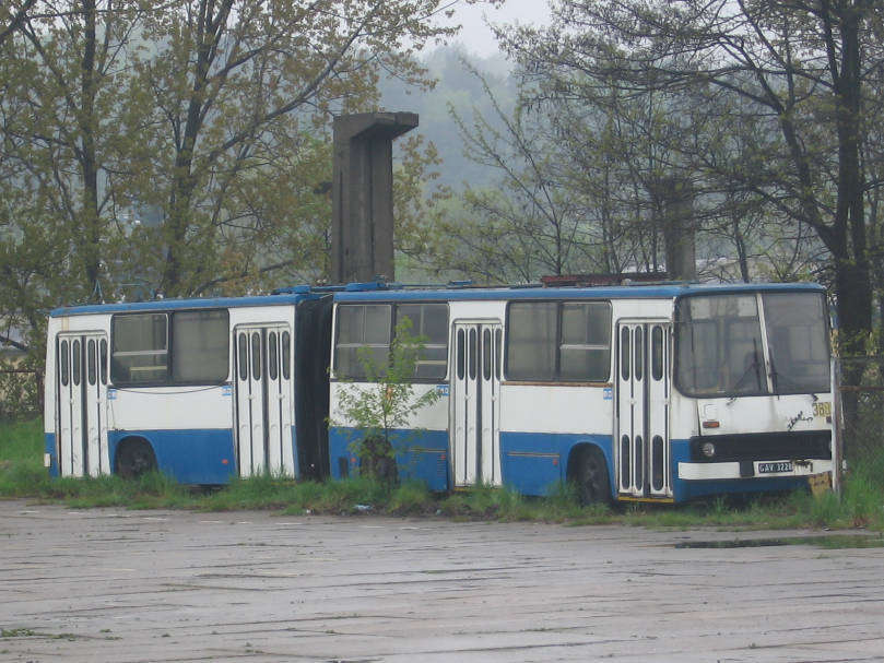 Vyřazený trolejbus Ikarus 280E v Gdyni. Trolejbusy vznikaly na přelomu 80. a 90. let přestavbou straších autobusů Ikarus 280. (zdroj: Wikipedia.pl)