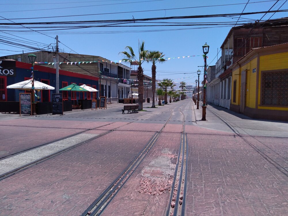 V Iquique, kde se momentálně nachází pět tramvají typu Metelitsa, sice mají tramvajovou trať, ta se ale pomalu začíná rozpadat a navíc by uvězněným “Stadlerům” vůbec nevyhovovala. (foto: -vh-)