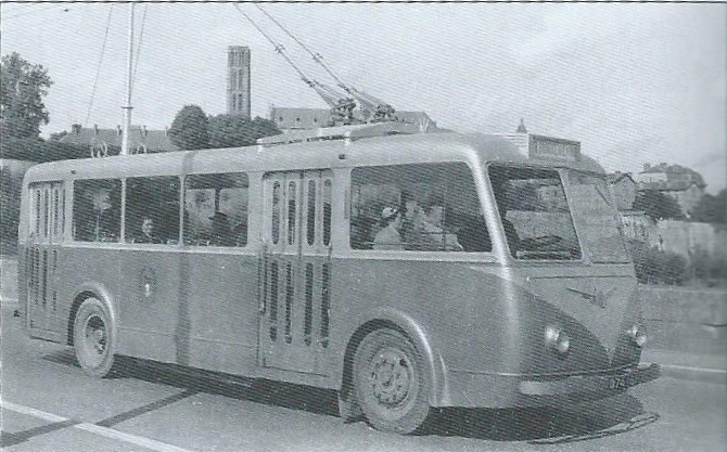 Vůz typu CB 60 v Limoges. V pozadí katedrála Saint-Étienne. (foto: CTL / archiv G. Mullera)