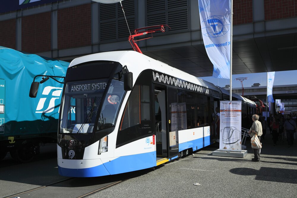 Na veletrhu InnoTrans 2018 zaujaly mj. tramvaje ruské společnosti Transportnyje Sistěmi (TS). Na snímku vidíme vůz řady “Lev” typu 71-934. (zdroj: Wikipedia.org)