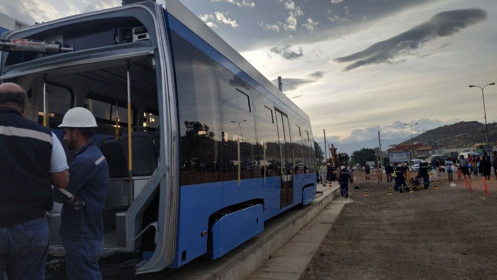 Příjezdu a vykládce tramvaje přihlížely stovky lidí. Tramvaj spočívá na červené lince a bude ještě několik týdnů nepojízdná, nejsou totiž dokončeny ani měnírny, ani trolejové vedení. Další dvě vozidla mají do Bolívie dorazit ve druhém a čtvrtém říjnovém týdnu, příchod poslední, 12. tramvaje se očekává v únoru 2020. (foto: Stadler)