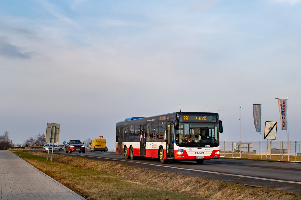 MAN Lion’s City L ev. č. 9908 se v první den svého provozu na lince 220 blíží k zastávce K Zelenči. (foto: Honza Tran)