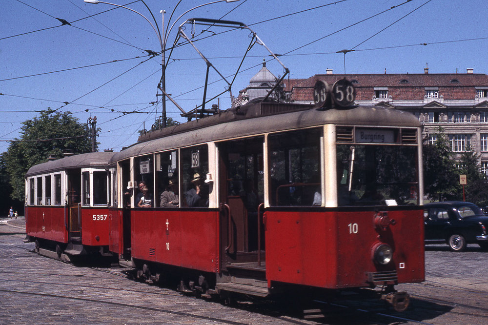 Tramvaje koncepce KSW se dostaly také do Vídně, kde byly označeny jako řada A. Celkem dostala rakouská metropole 30 vozů, které byly dodány sice ještě za války, avšak bez elektrické výzbroje, která byla namontována až dodatečně. Původně měly vozy z výroby jednoduché lakování pískově hnědé barvy, typická vídeňská kombinace červené a bílé se začala používat až od roku 1949. V provozu se tramvaje udržely do roku 1976. (zdroj: Wikipedia.org)
