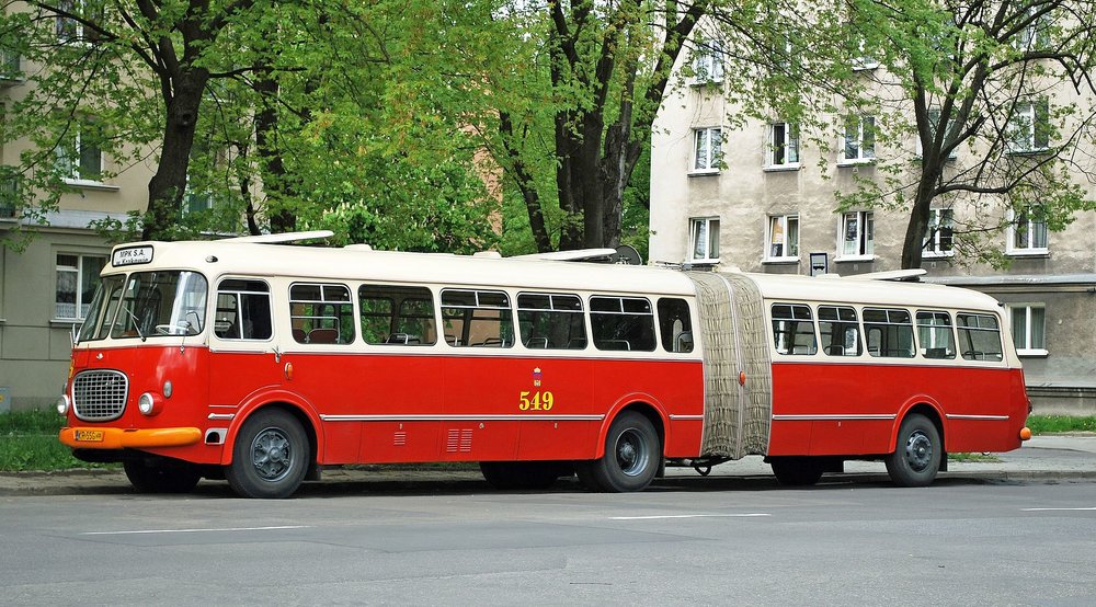 Historický Jelcz 021 v Krakowě. Tento model představuje zkrácenou verzi, která byla vyráběna až od roku 1967. (zdroj: Wikipedia.org)