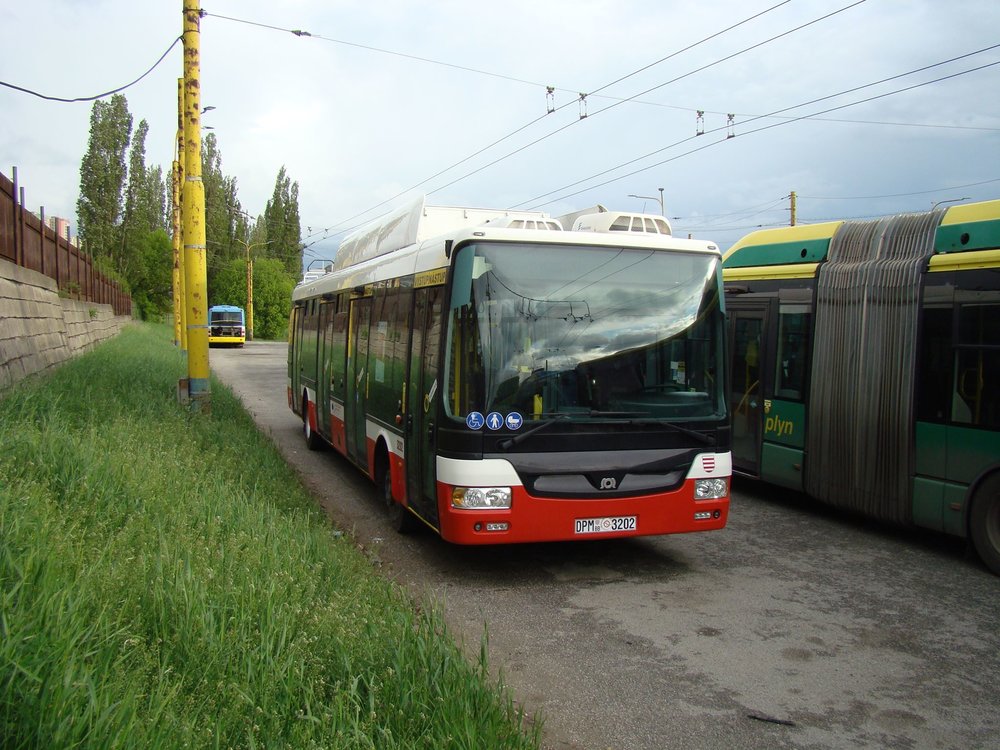 Trolejbus SOR TNB 12 ev. č. 3202 v areálu košické trolejbusové vozovny.