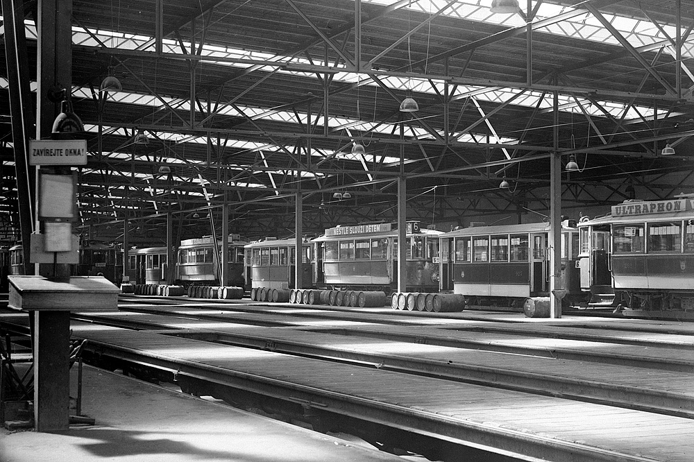 Odstavené dvounápravové vozy ve vozovně Kobylisy. (foto: archiv DPP)