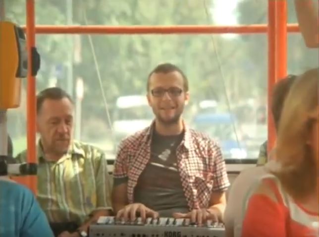 Martinu Husovskému se v trolejbuse očividně líbilo. Videoklip skupiny Komajota natočený při příležitosti kandidatury na EHMK 2013 ovšem není jediným, ve kterém skupina Komajota zvěčnila trolejbusy, dalším byl