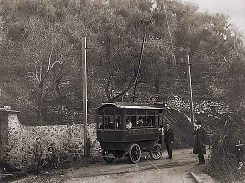 Trolejbusy se na trati La Spezia – Fezzano objevily v roce 1906, avšak příliš se neosvědčily: jednak měly problémy s izolací a jednak s brzdami. Kvalita tehdejších silnic jim dávala také zabrat, a proto už roku 1909 ustoupily tramvajím. Je až s podivem, že tyto z dnešního pohledu primitivní stroje vydržely jezdit celé tři roky. (zdroj: Wikipedia.org)