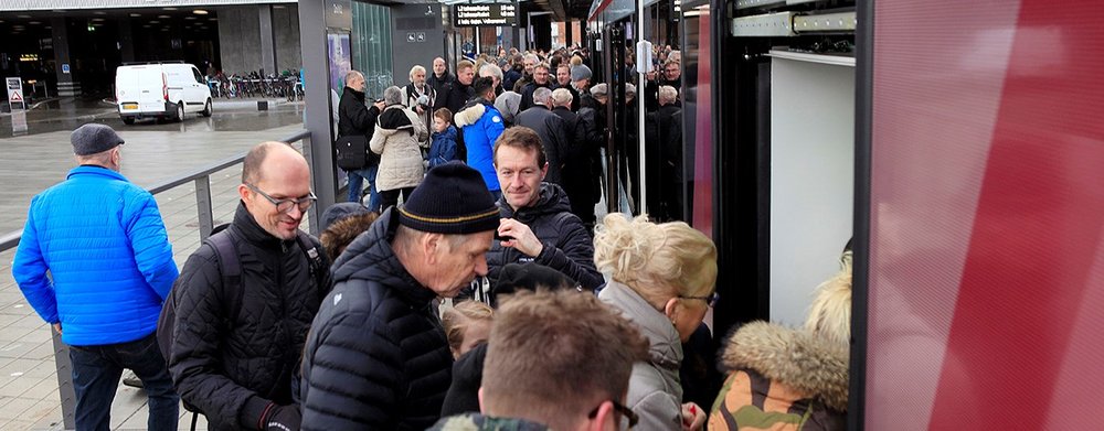 Ani špatné načasování vydání povolení oslavy zahájení tramvají nepokazilo. První den se svezlo tramvajemi okolo 20.000 cestujících. (foto: Aarhus Letbanen)