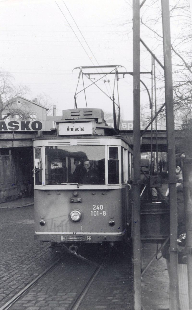 Poslední den provozu - 18. 12. 1977 - byl zachycen vůz ev. č. 240 101-8 z roku 1926 v Niedersedlitz. Tramvaj (původního ev. č. 9) se dochovala dodnes na Kirnitzschtalbahn v Bad Schandau, kde je jako historický vůz vyhotovena v provedení, v němž sloužila právě na Lockwitztalbahn. (zdroj: Wikipedia.org) 