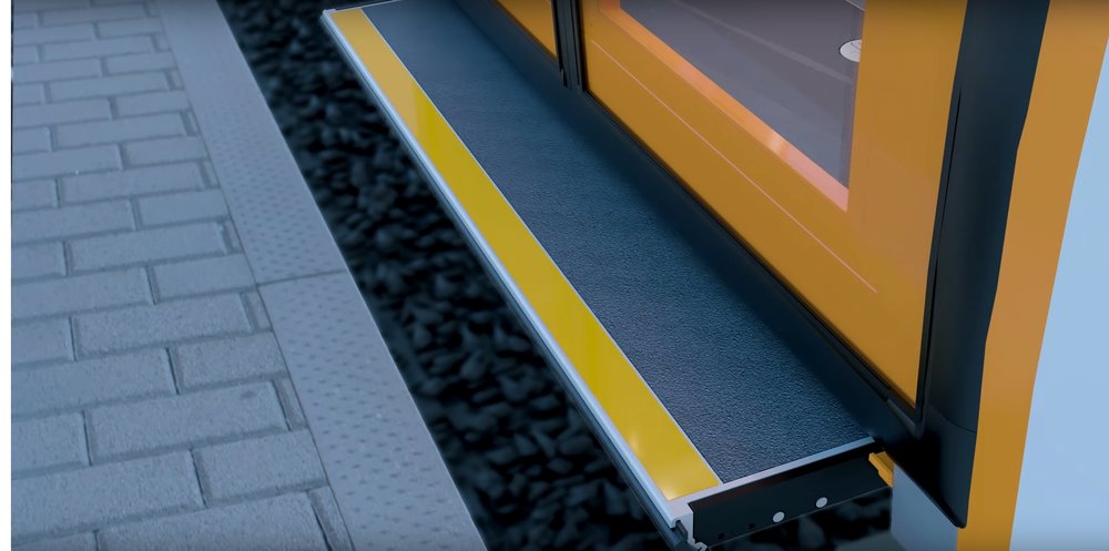 Vozidlo bude vybaveno výsuvnou plošinkou pro překonání mezery mezi nástupištěm nástupní hranou vozidla. (zdroj: Stadler)