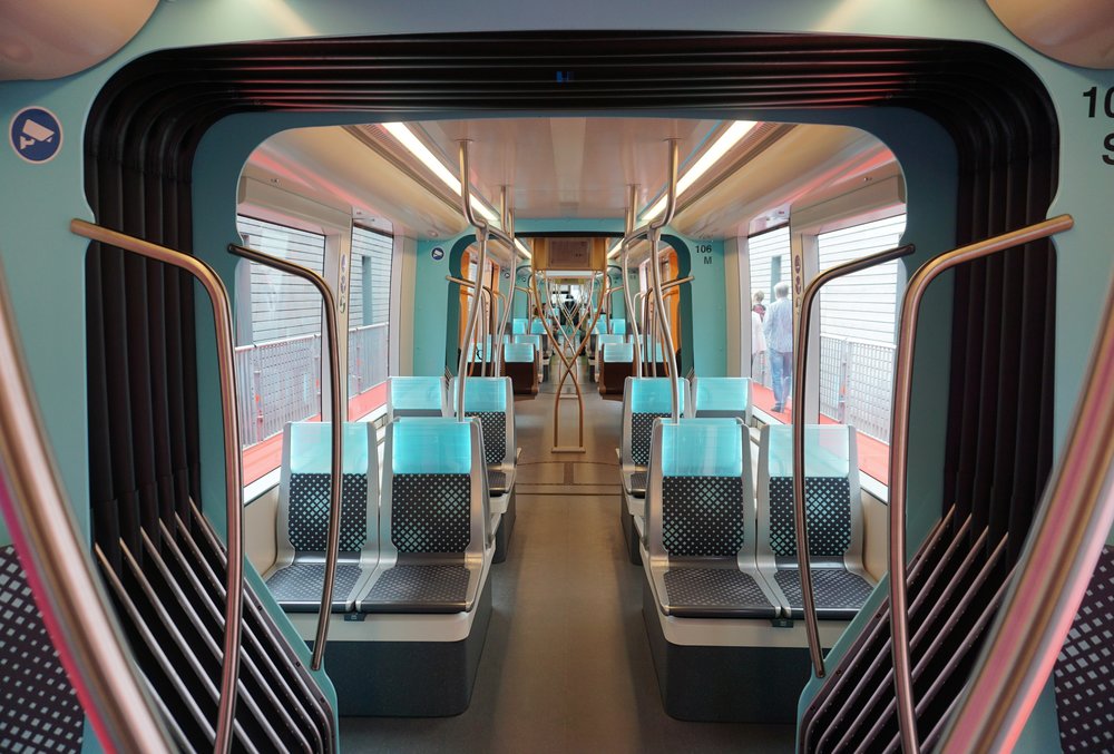 Pohled do interiéru vozidla CAF Urbos 3 pro Lucemburk. (zdroj: Wikipedia.org)