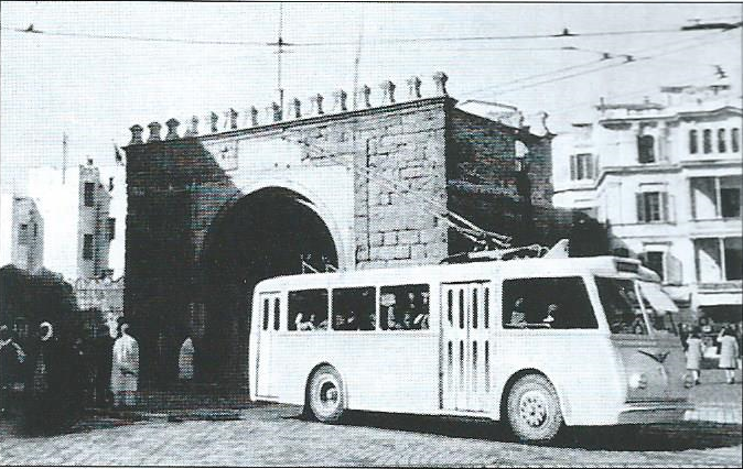 Vůz typu CB 45 ev. č. T9 u Porte de France ve městě Tunis. (foto: G. Mullera)