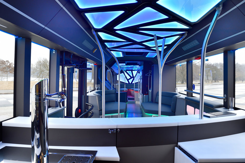 Pohled do interiéru vozu s netradičním řešením výbavy i designu. (foto: MAN Truck & Bus)