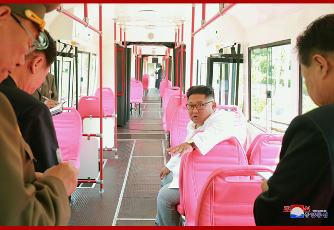 Kim Čong-un v modernizované tramvaji KT8D5 vydávané za nový produkt severokorejského strojírenství. (foto: KCNA)