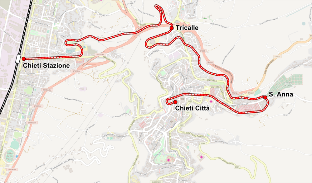 Bývala úzkorozchodná dráha v centru Chieti a trasování dráhy. (zdroj: Wikipedia)