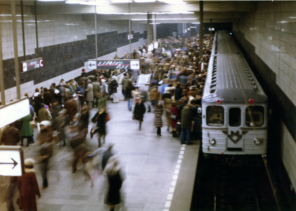 Pražské metro v podobě legendární jednotky Ečs ve stanici Muzeum. Právě ta se měla využít pro distribuci tiskovin z Václavského náměstí. (zdroj: DPP)