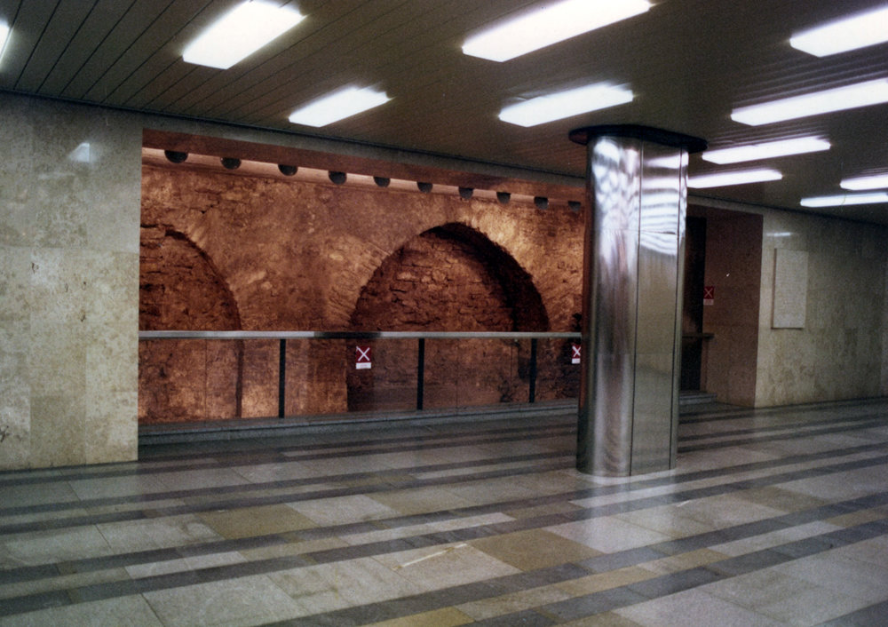 Středověký můstek , jenž vedl v minulosti přes hradní příkop, byl objeven při výstavbě stanice metra a zakomponován do vestibulu stanice. (foto: archiv DPP)