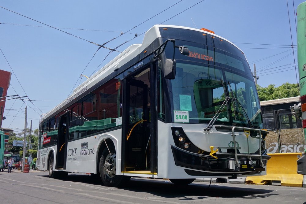 Megalomanské plány na zavedení elektrobusů si snad mexická radnice ještě rozmyslí. Trolejbusy jsou přece jen stálejším řešením, což ostatně dokazuje samotné Mexico City, kde se některé vozy drží v provozu více než 30 let. (zdroj: Škoda Electric)