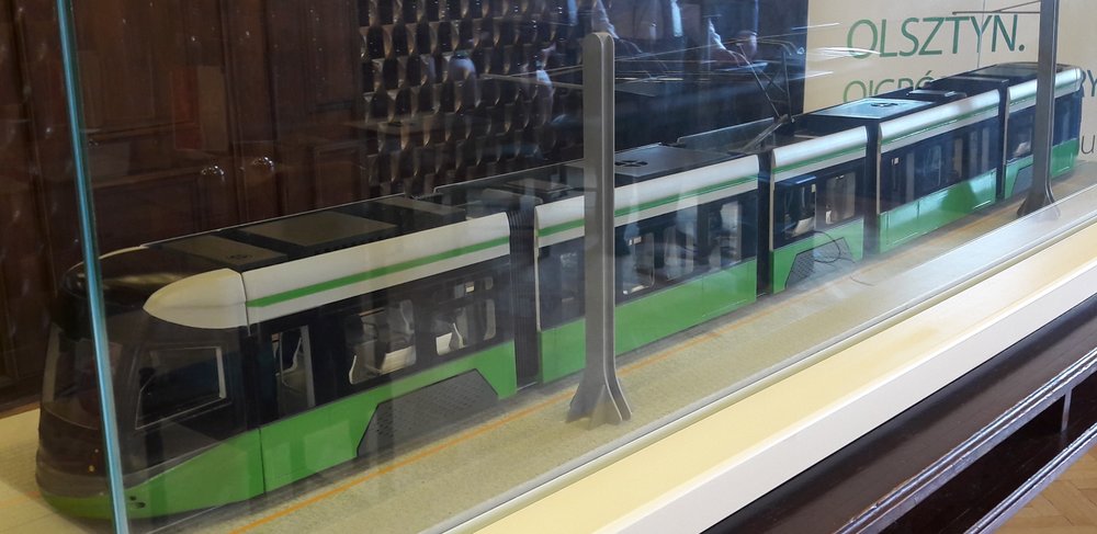 Tramvaj pro Olsztyn v modelu prezentován při slavnostním podpisu smlouvy. (zdroj: Durmazlar)