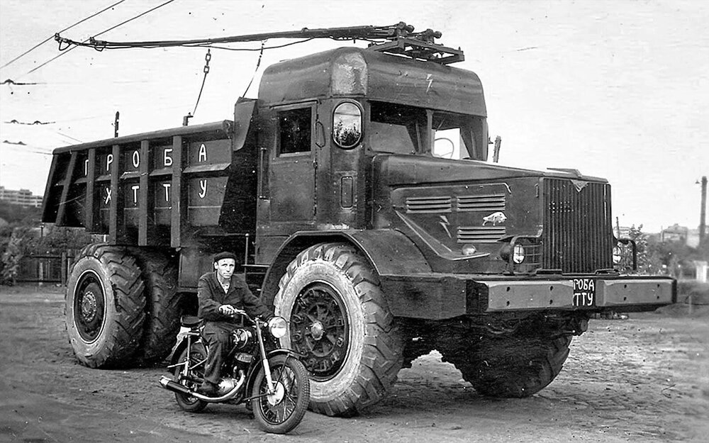 Fotografie z dolu v Eisenerzu prozatím nebyly oficiálně uvolněny, a tak si připomeneme nákladní trolejbusy alespoň ilustračním snímkem sovětského nákladního vozu MAZ-525 z roku 1952 v trolejbusové úpravě. (zdroj: Wikipedia.ru)