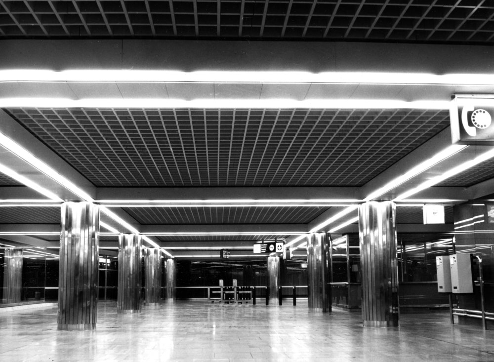 Původní vzhled vestibulu stanice Národní třída. Stanice byla navržena architektkou Ing. arch. Radou Mirvaldovou-Staňkovou a do provozu byla uvedena v roce 1985. Dnes je tento prostor minulostí, neboť vestibul byl zbourán v souvislosti s výstavbou nového obchodního centra. (foto: archiv DPP)