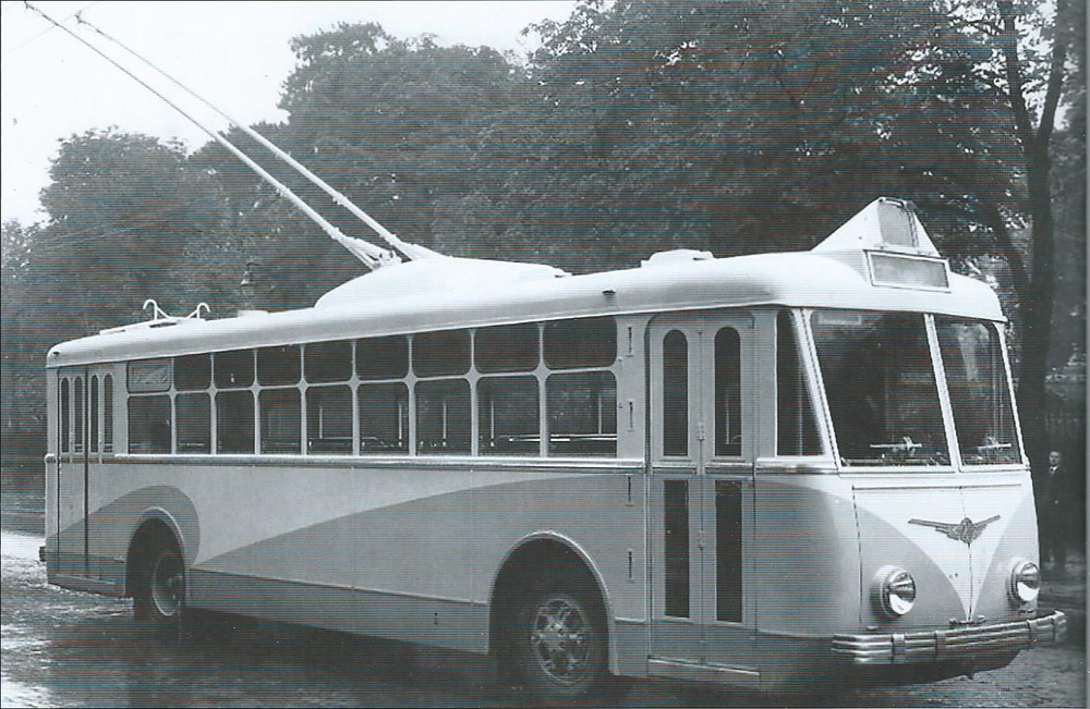 Vůz VBRh pro brazilské město Niterói na třídě Bineau v Paříži během zkoušek roku 1953. (foto: VETRA / archiv G. Mullera)