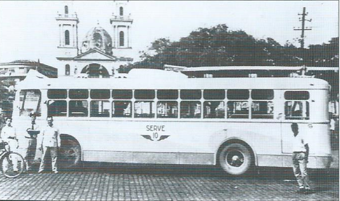 Na dalším snímku z roku 1957 již vidíme jeden z ex-niteróiských vozů VBRh před katedrálou ve městě Campos. (foto: sbírka Allena Morrisona)