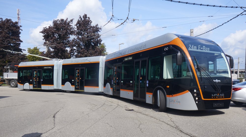 Obsáhlý příspěvek je věnován trolejbusům Van Hool Exqui.City 24T pro rakouský Linec. (foto: LINZ AG)