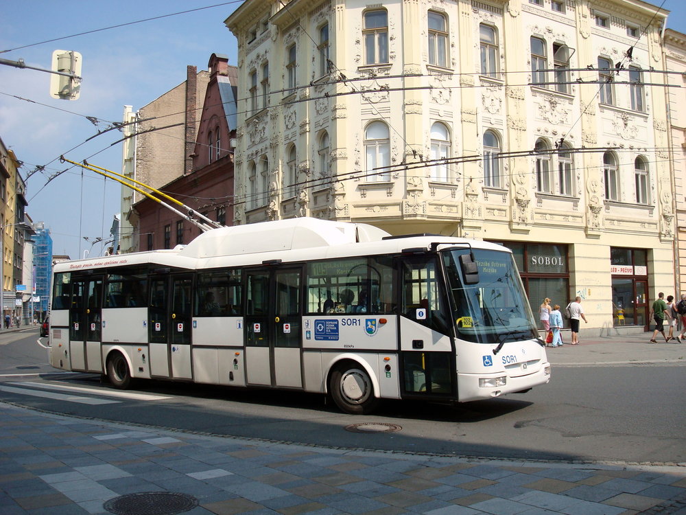 Trolejbus s automatickou převodovkou Praga. Prototyp SOR TN 12A ev. č. SOR1 ve službách ostravského DP během zkoušek dne 15. 8. 2009. (zdroj: Wikipedia.org, foto: Petr Dadák)