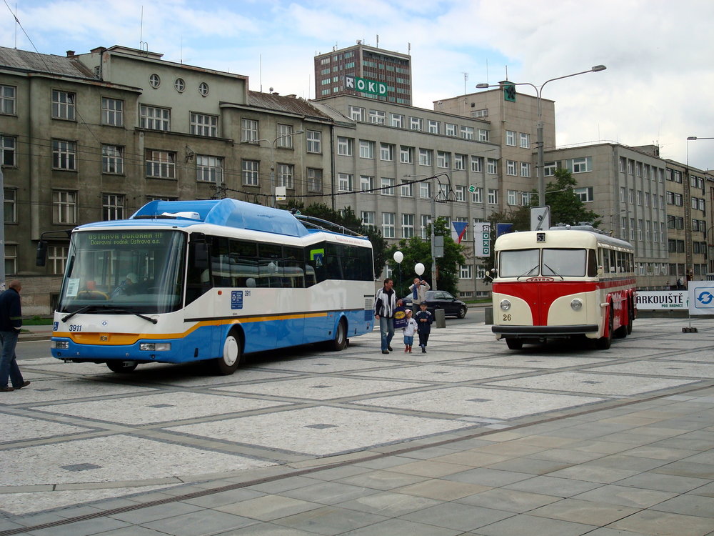 Trolejbus SOR TN 12C ev. č. 3911 ve společnosti historického vozu Tatra 400 na Prokešově náměstí v Ostravě při akci Ostrava dokořán. (zdroj: Wikipedia.org, foto: Petr Dadák)