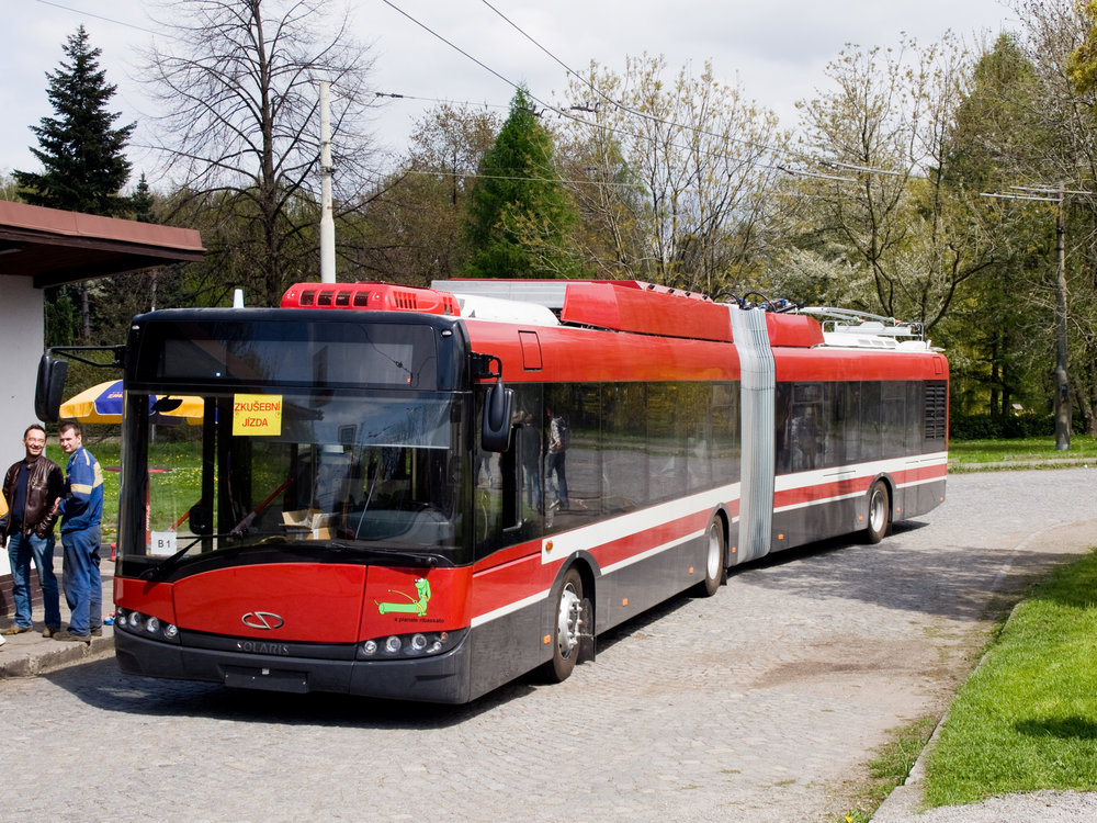 Trolejbus Solaris Trollino 18 AC pro italskou Boloňu zachycený ve smyčce ZOO v Ostravě v dubnu 2010 během zkušebních jízd. Montáž tohoto trolejbusu proběhla v České republice za využití elektrické výzbroje od Cegelecu. (foto: Jan Groch, zdroj: Wikipedia.org)