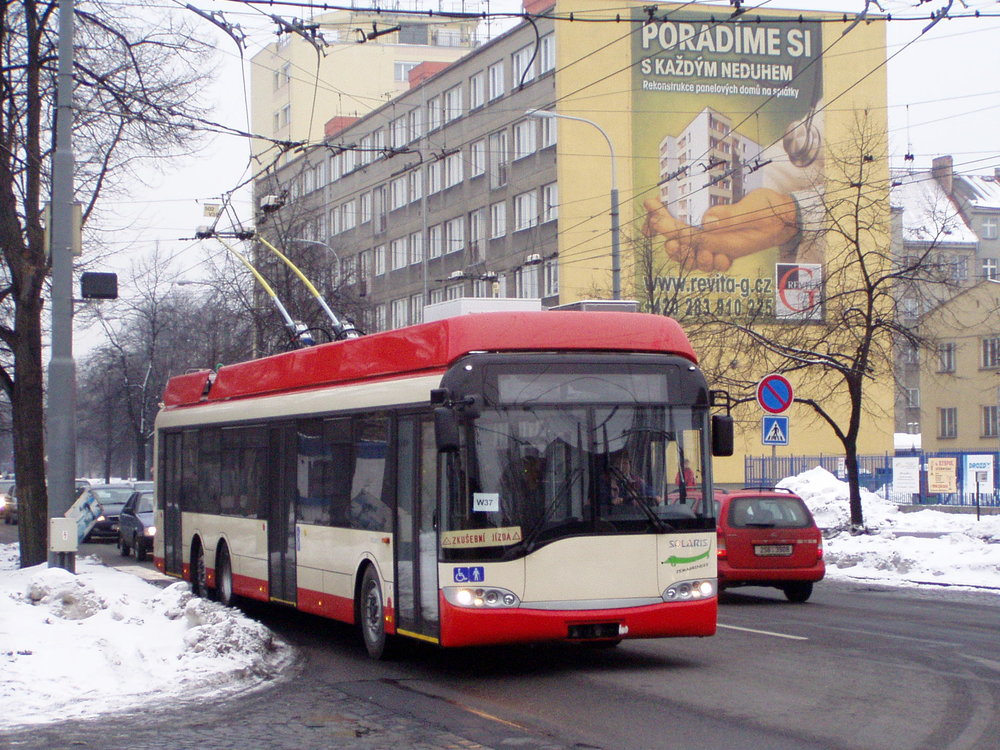 Výroba poslední větší série trolejbusů pro Vilnius probíhala v Ostravě. Na snímku z roku 2006 je zachycen jeden z vozů Solaris Trollino 15 AC vybavený elektrovýzbrojí od firmy Cegelec. (foto: Libor Hinčica)
