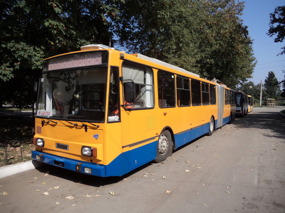 Tento trolejbus typu 15Tr13/6M dorazil loni ze Zlína a jedná se o jediný článkový vůz značky Škoda, který kdy v Ivano-Frankivsku působil. Momentálně se zvažuje pořízení dalších ojetých článkových Škodovek. Pozorný čtenář si v pozadí snímku jistě povšiml i krátkého trolejbusu, který čtvrtstoletí sloužil cestujícím Brna, jmenovitě se jedná o vůz typu 14Tr10/6, v Ivano-Frankivsku vedený pod ev. č. 182. I on dorazil na Ukrajinu loni a je možné, že jej v dohledné době doplní další ojeté